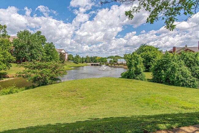 Building Photo - Awesome 2BE/2BA condo in Green Hills!