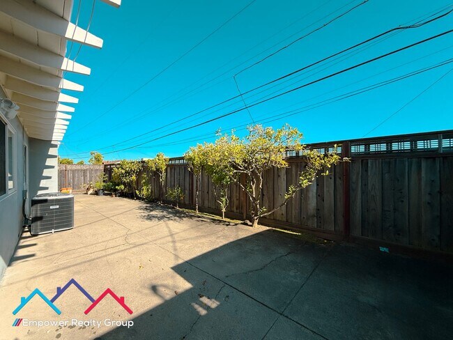 Building Photo - 3 bed 2 bath Single Family Home is Desired Millbrae Neighborhood