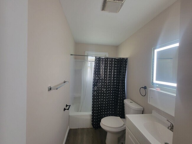 Building Photo - 3 +bedrooms /2 bath + Attached 2-car Garage Home -Available Now in Peoria!
