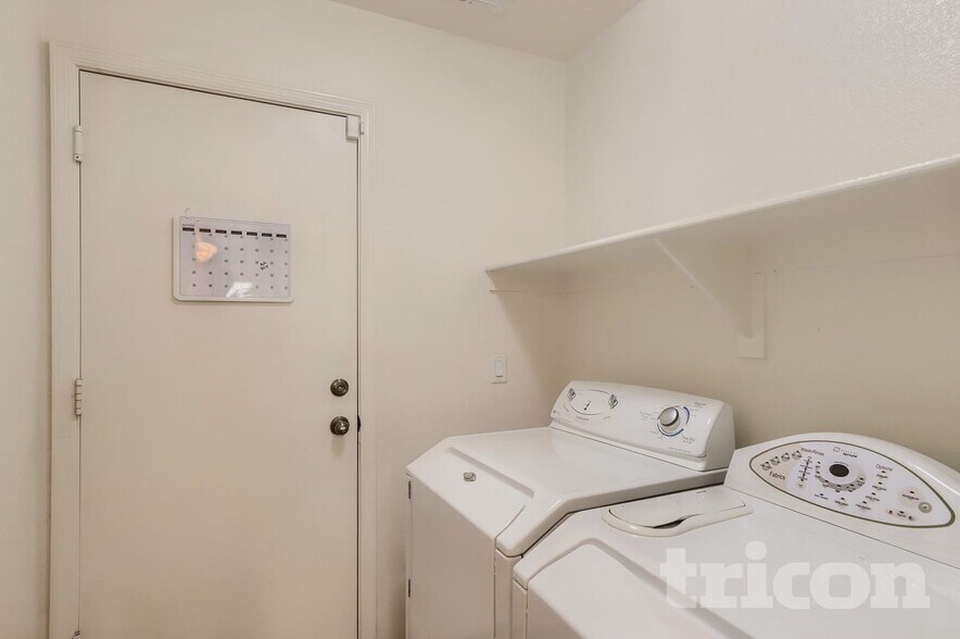 Building Photo - 7806 S 47th Ln