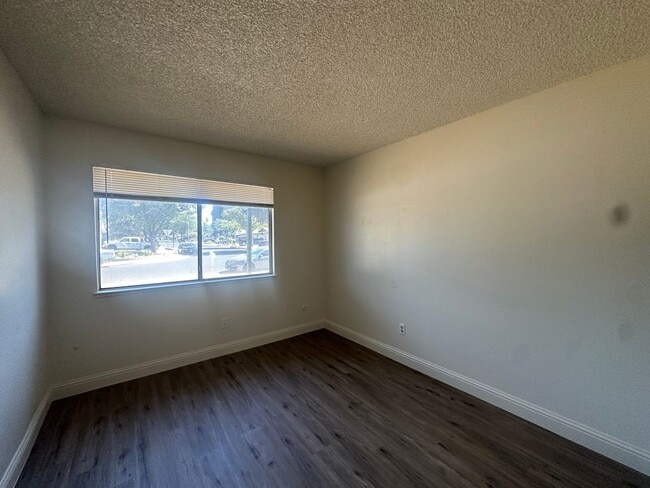 Building Photo - 1701 Ortega Dr