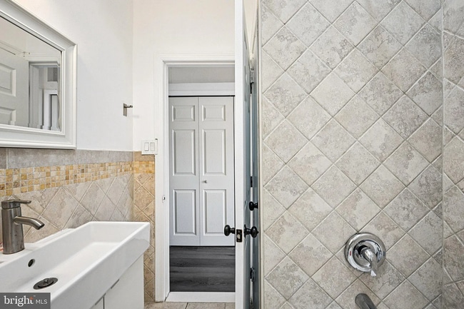 Building Photo - Modern 3-Bedroom Home Near University City...
