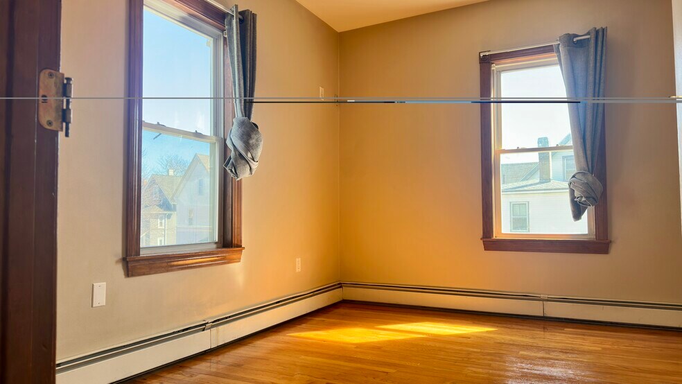 Building Photo - 422 Charles St