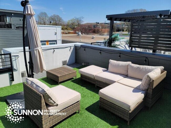 Building Photo - Modern 2 BR 2.5 BA Townhome with Rooftop D...