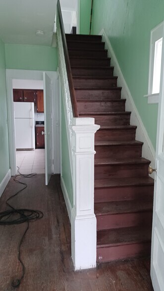 Building Photo - 33 Center St