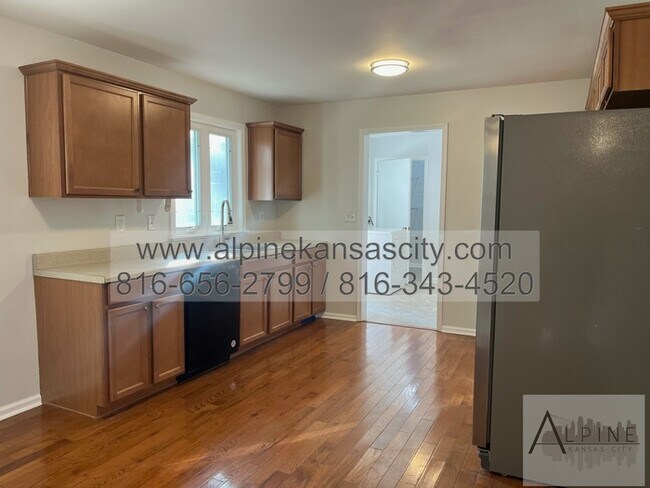 Building Photo - Spacious Gladstone Ranch!