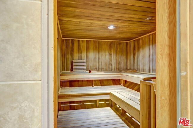 Building Photo - 2160 Century Pk E