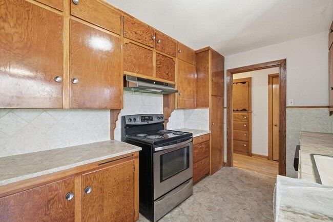 Building Photo - 134 Meander St