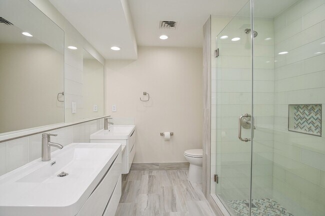 Building Photo - 15 Greenway Plz