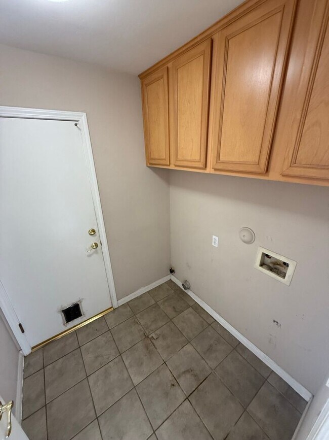 Building Photo - Spacious 4-Bedroom, 2-Bathroom Home in Southwest Bakersfield