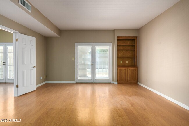 Building Photo - 5200 S Lakeshore Dr