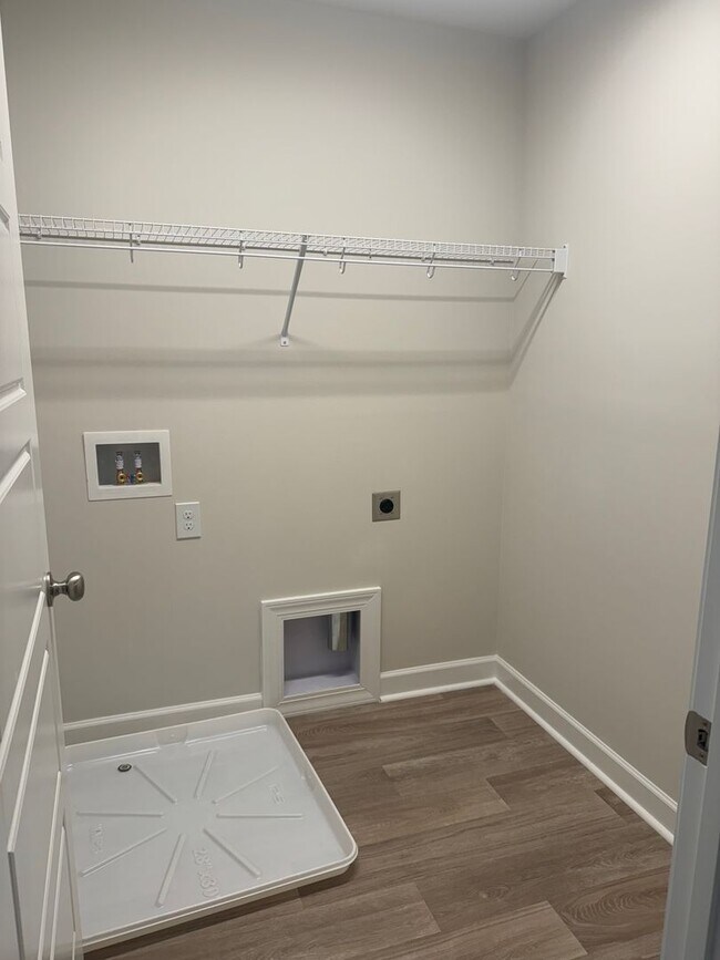 Building Photo - Brand New Luxury Living!