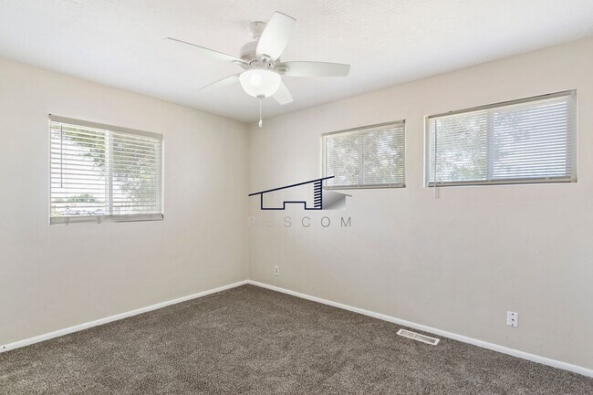 Building Photo - Washington Terrace 2 Bedroom Home!