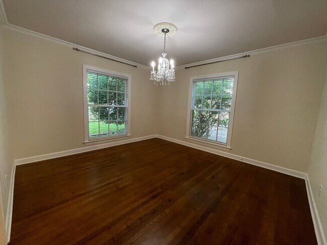 Building Photo - AVAILABLE NOW --3 BEDROOM 2 BATH HOME IN T...