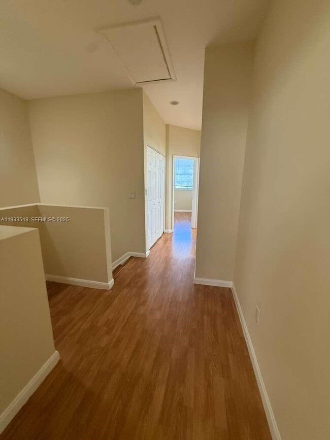 Building Photo - 448 NE 21st Ave