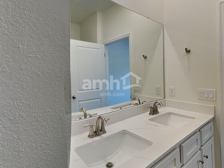 Building Photo - 5955 Pinewood Ests Dr