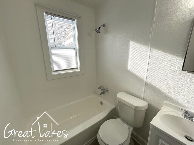 Building Photo - Lovely 3 Bedroom 1 Bathroom now available for rent