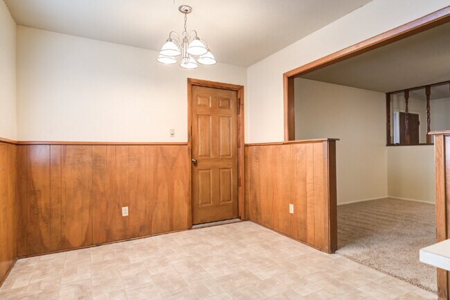 Building Photo - Wonderful 2 Bedroom 1.5 Bathroom Duplex!!!