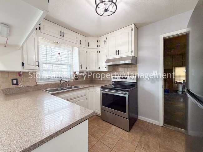 Building Photo - 4 bedroom 2 bath on quiet street in Briarwood