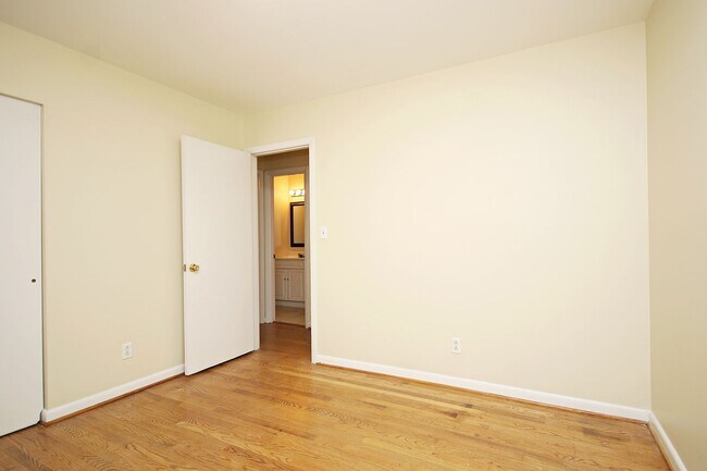 Building Photo - Student & Pet-Friendly UVA Area Rental