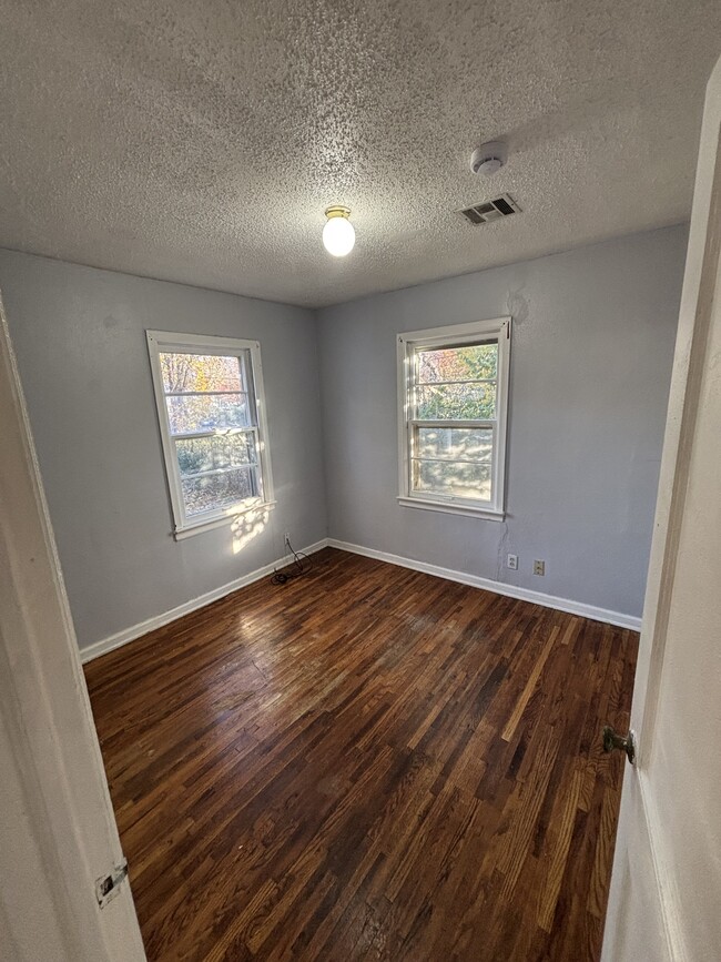 Building Photo - 1912 N Grove St