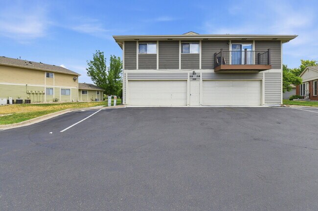 Building Photo - $1,445.95, 2 bed, 1 bath located in Denver with Central AC