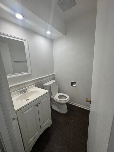 1/2 Bath - 7211 W Brentwood Ave