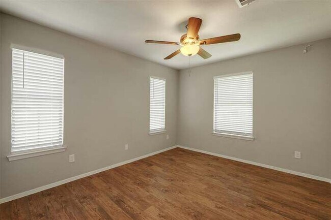 Building Photo - 4102 Hillside Dr