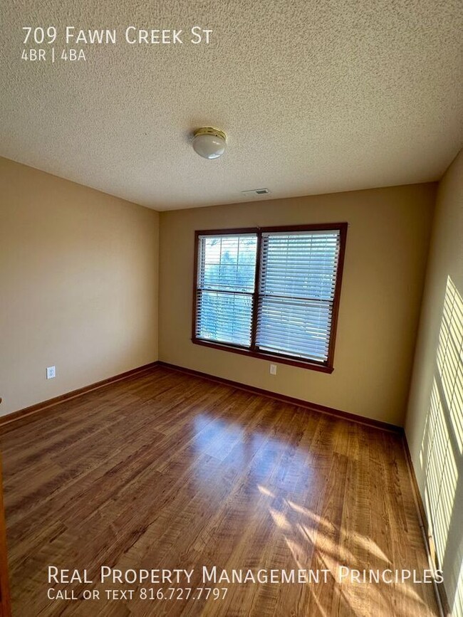 Building Photo - Very Spacious, Pet Friendly, 4 Bedroom 4 B...