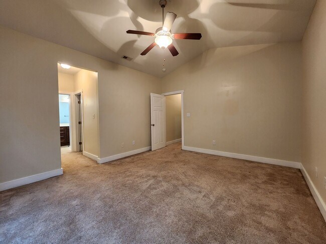 Building Photo - 3 Bedroom home with an upstair bonus room ...