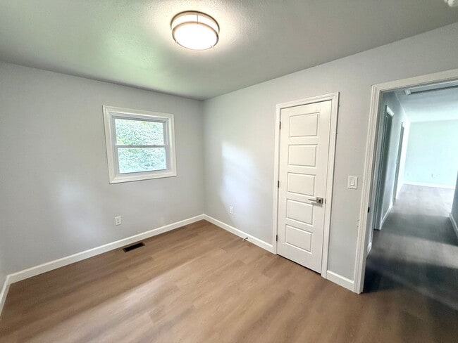 Building Photo - Beautifully renovated 3-bedroom, 1-bathroo...