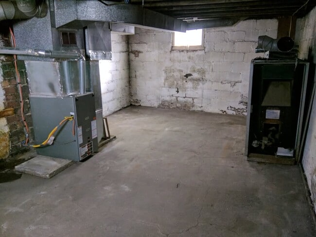 Building Photo - 668 Hull St