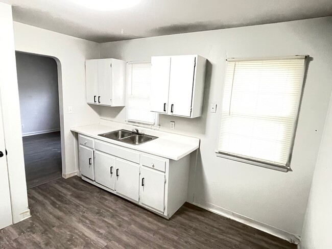 Building Photo - Nicely updated 3 bedrooms 1 bathroom with ...