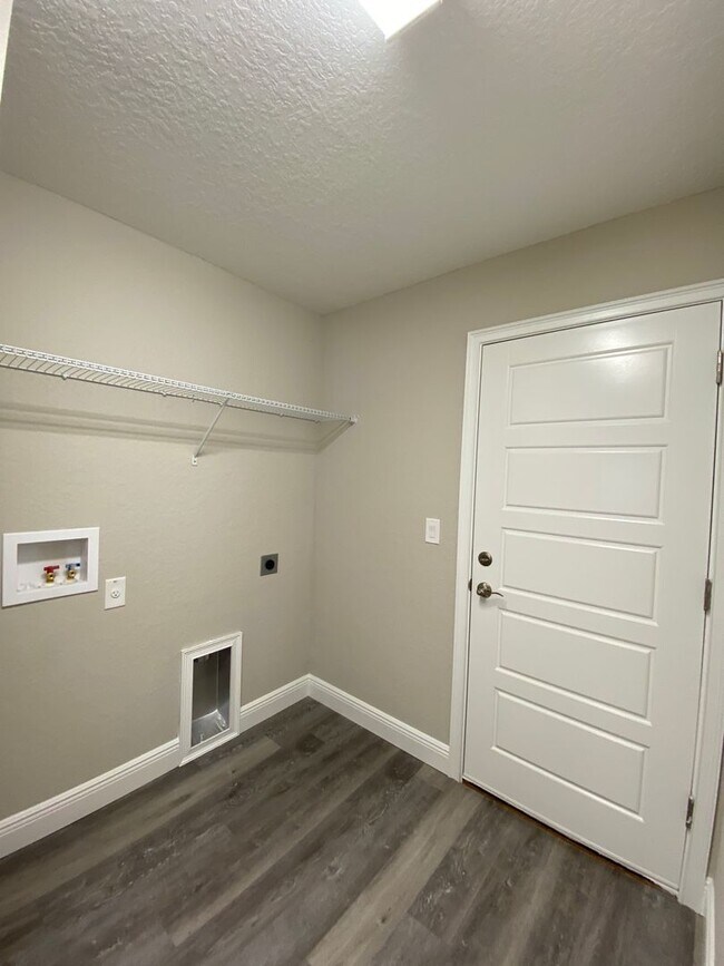 Building Photo - Custom Home - Desirable SE Ocala Neighborhood 3/2/2 **Won't Last**