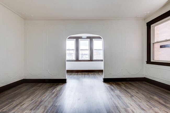 Building Photo - 609 E Warrington Ave