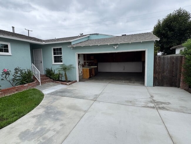 Building Photo - Beautiful 3 bedroom 2 bath HOME . . .  Clo...
