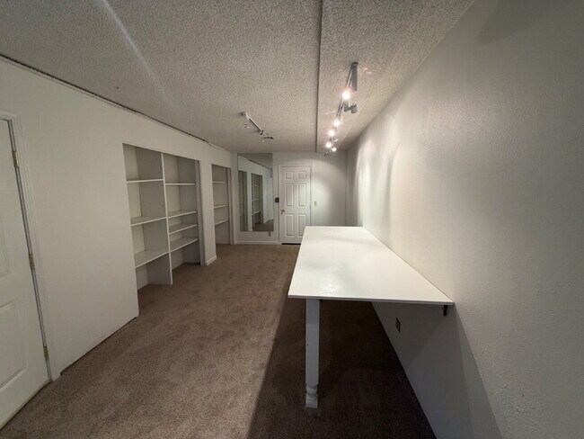 Building Photo - Lakeridge Shores Home!