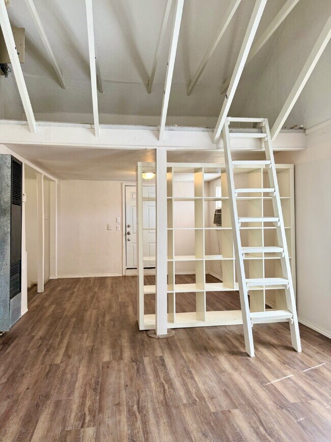 Building Photo - Great Rear Unit with Loft!