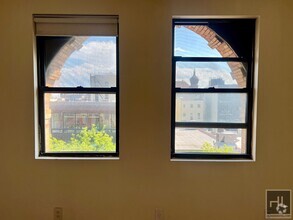 Building Photo - 5BR 1BA Historic Commerical Residential Zo...
