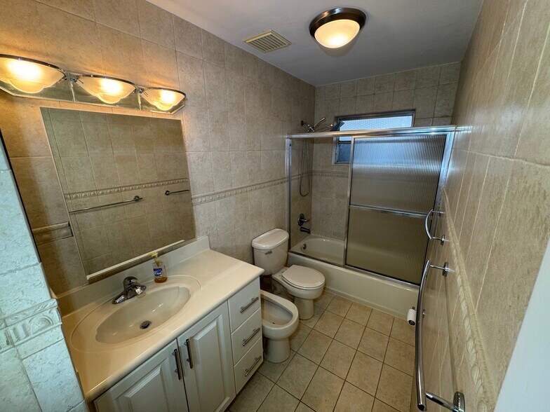 Building Photo - 1350 SW 34th Ave