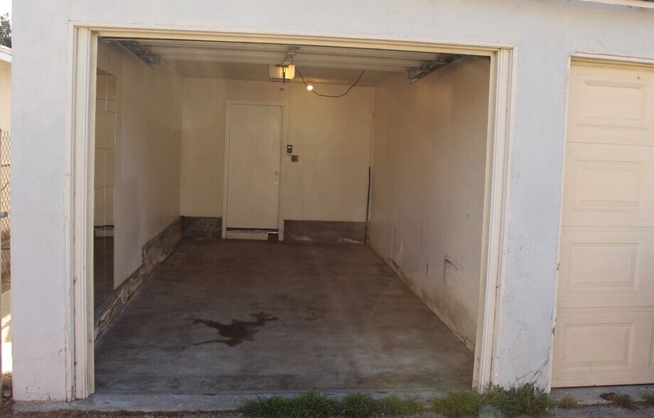 Building Photo - 14323 Burbank Blvd