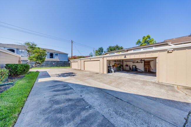 Building Photo - 2391 Crescent Park Dr