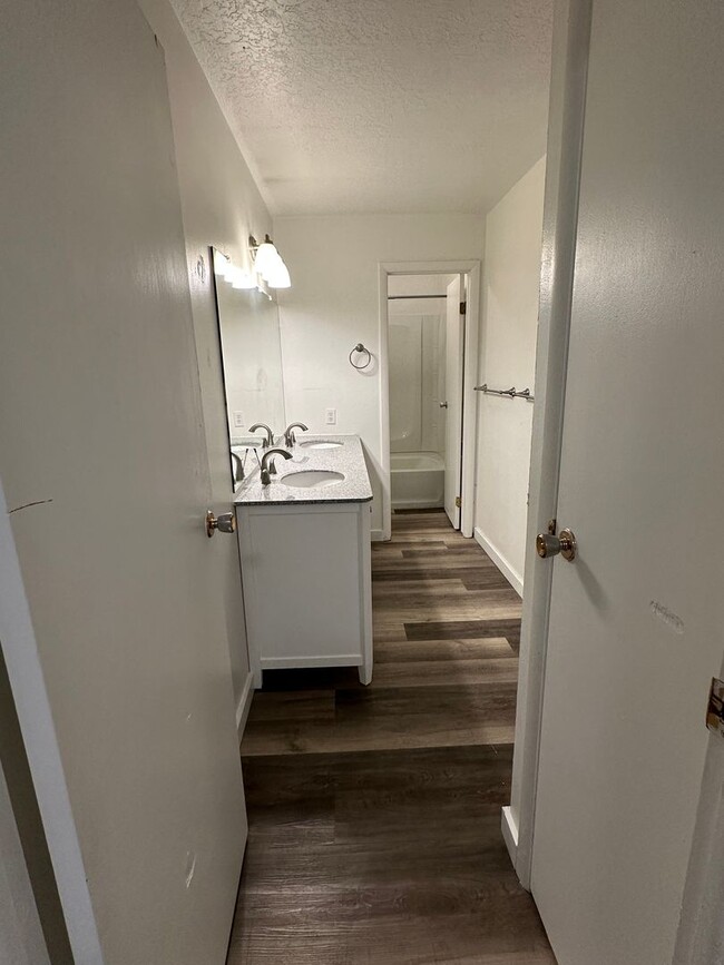 Building Photo - Recently remodeled 3 bed, 1 bath Duplex in...