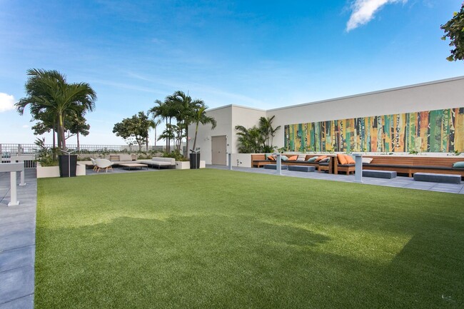 Building Photo - BEAUTIFUL 1 BEDROOM UNIT IN THE COLLECTION