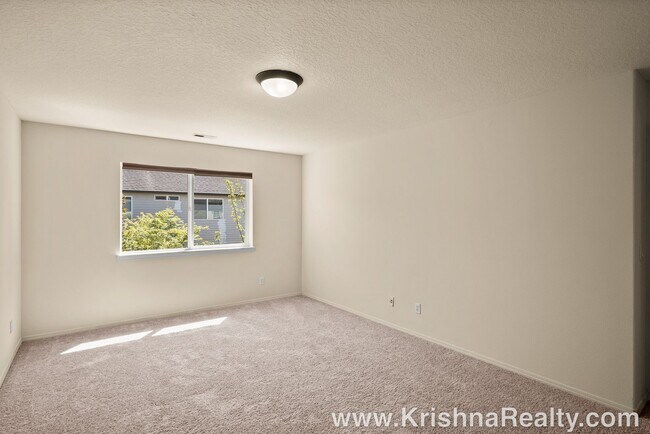 Building Photo - Beautiful 3 Bedroom | 2.5 Bathroom Single Family Home | 1 large bonus room | Located In Quiet Cas...