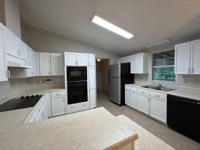 Building Photo - 3 Bed/2 Bath Home on large lot