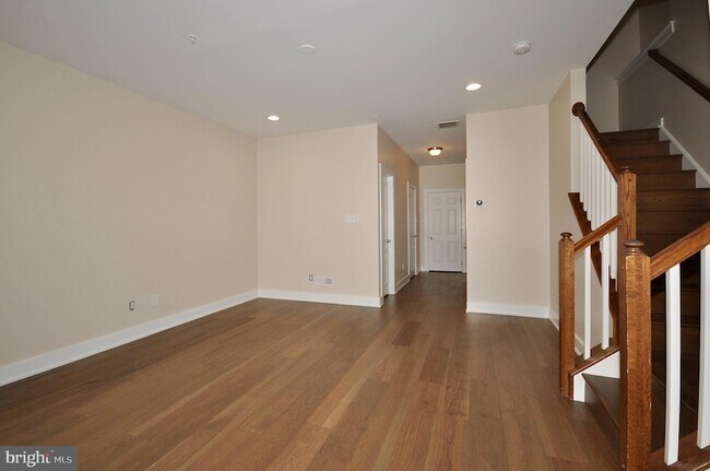 Building Photo - 137-A Equestrian Row Unit