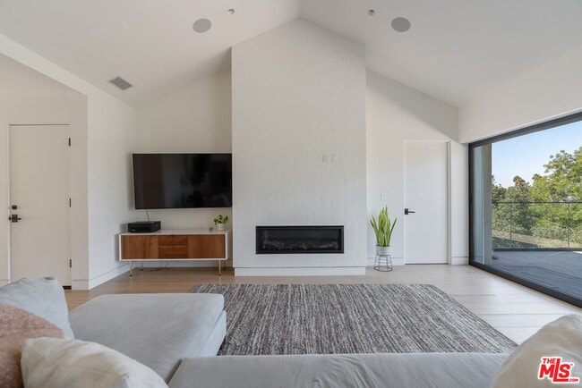 Building Photo - 5265 Dahlia Dr