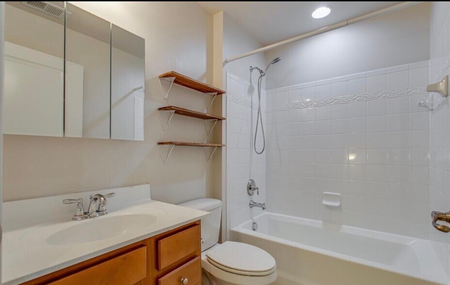 Building Photo - 3223 Careysbrook Ct