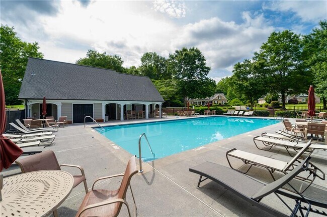 Building Photo - 313 Oak Hill Ln